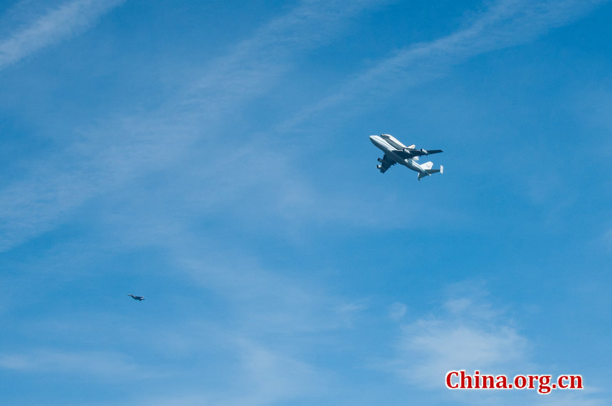 One USAF fighter jet escorts the Endeavour during its five-hour flyover of California's major landmarks. [Chen Boyuan/China.org.cn]