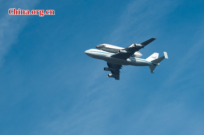 NASA retired space shuttle Endeavor swoop over the Monterey Bay, California, USA at around 10:50 a.m, Friday. during its last final aerial tour in the limelight, before landing safely at the Los Angeles International Airport around 1 p.m. [Chen Boyuan/China.org.cn]