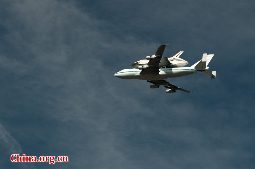 NASA retired space shuttle Endeavor swoop over the Monterey Bay, California, USA at around 10:50 a.m, Friday. during its last final aerial tour in the limelight, before landing safely at the Los Angeles International Airport around 1 p.m. [Chen Boyuan/China.org.cn]