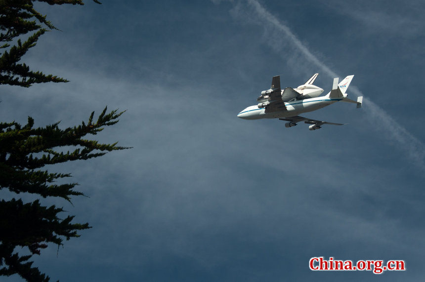 NASA retired space shuttle Endeavor swoop over the Monterey Bay, California, USA at around 10:50 a.m, Friday. during its last final aerial tour in the limelight, before landing safely at the Los Angeles International Airport around 1 p.m. [Chen Boyuan/China.org.cn]