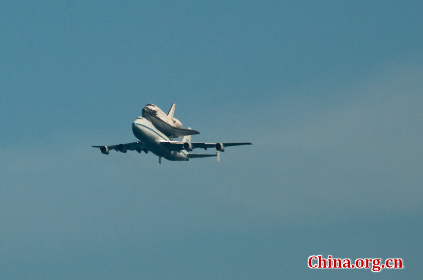 NASA retired space shuttle Endeavor swoop over the Monterey Bay, California, USA at around 10:50 a.m, Friday. during its last final aerial tour in the limelight, before landing safely at the Los Angeles International Airport around 1 p.m. [Chen Boyuan/China.org.cn]