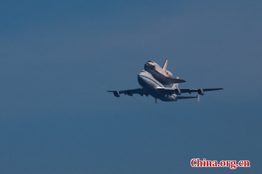 NASA retired space shuttle Endeavor swoop over the Monterey Bay, California, USA at around 10:50 a.m, Friday. during its last final aerial tour in the limelight, before landing safely at the Los Angeles International Airport around 1 p.m. [Chen Boyuan/China.org.cn]