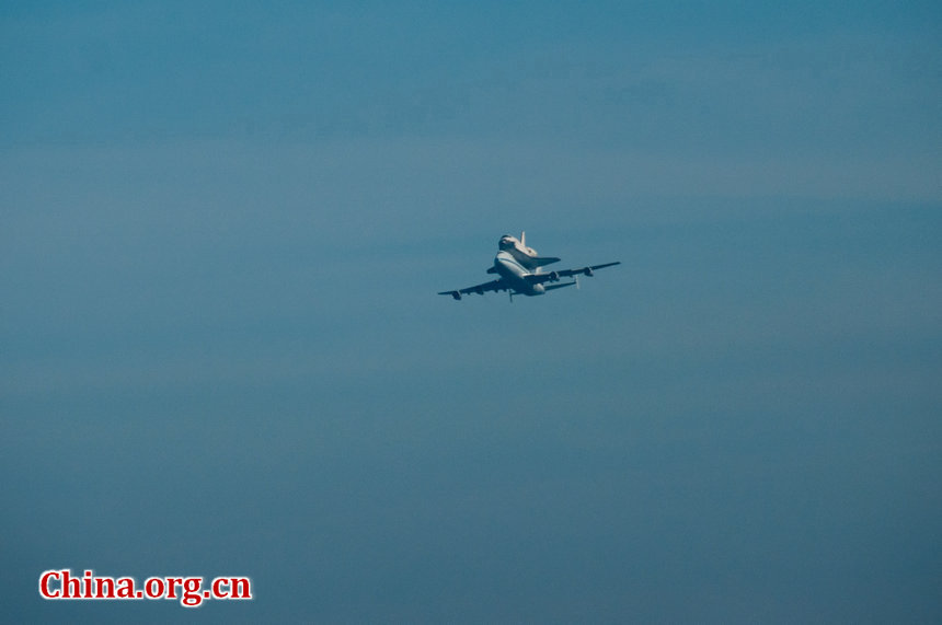 NASA retired space shuttle Endeavor swoop over the Monterey Bay, California, USA at around 10:50 a.m, Friday. during its last final aerial tour in the limelight, before landing safely at the Los Angeles International Airport around 1 p.m. [Chen Boyuan/China.org.cn]