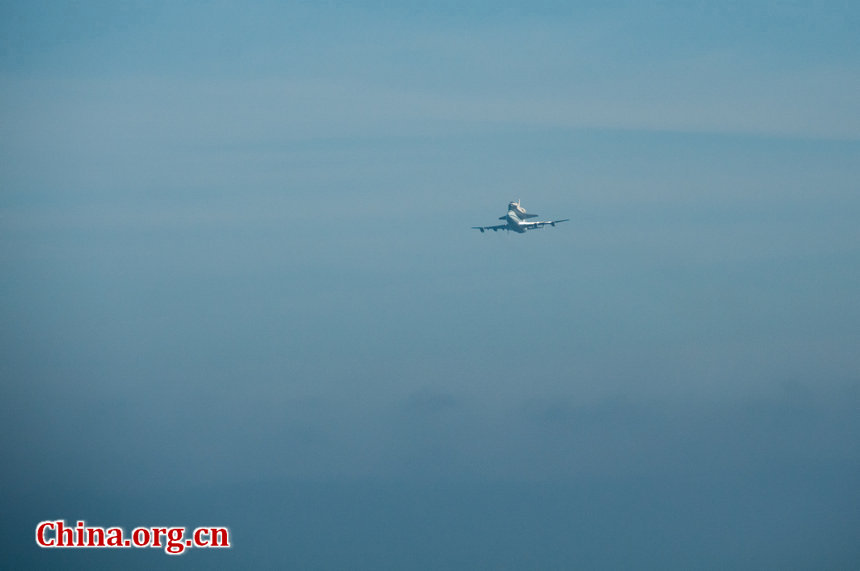 NASA retired space shuttle Endeavor swoop over the Monterey Bay, California, USA at around 10:50 a.m, Friday. during its last final aerial tour in the limelight, before landing safely at the Los Angeles International Airport around 1 p.m. [Chen Boyuan/China.org.cn]