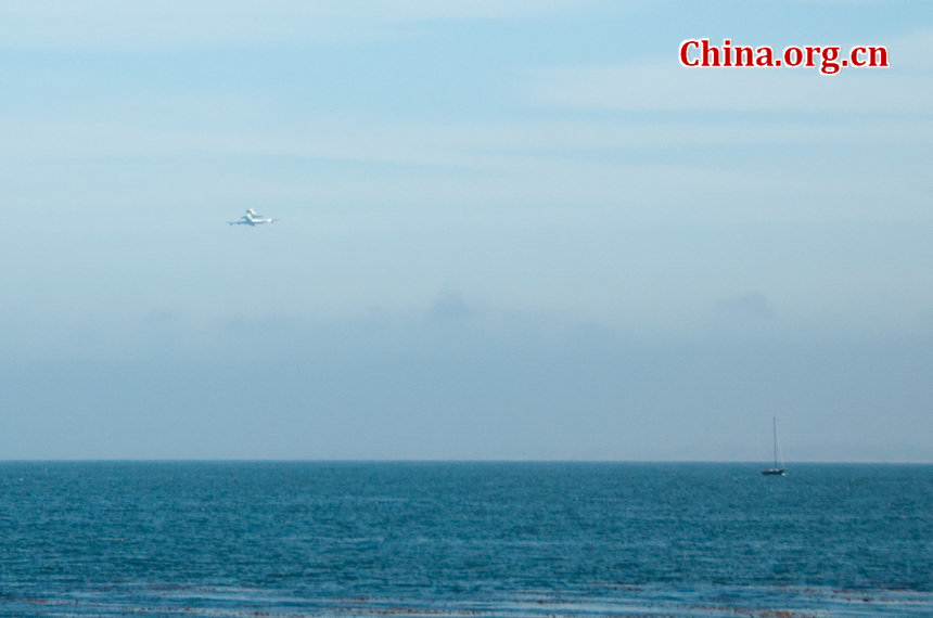 NASA retired space shuttle Endeavor swoop over the Monterey Bay, California, USA at around 10:50 a.m, Friday. during its last final aerial tour in the limelight, before landing safely at the Los Angeles International Airport around 1 p.m. [Chen Boyuan/China.org.cn]