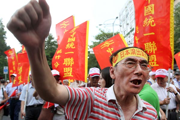 Protesters denounce Japan's so-called control of China's Diaoyu Islands in Taipei on Sunday. [Chiang Ying-ying/Agencies]