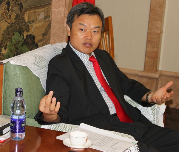 Lu Youqing, Chinese ambassador to Tanzania talks to a press group at the Chinese embassy in Dar es Salaam, Tanzania on September 21, 2012. [Pang Li/China.org.cn] 