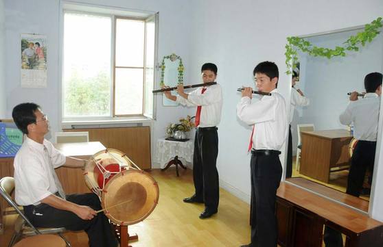 Students practices in Pyongyan's Kum Song School on Sept. 19, 2012. [Du Baiyu/Xinhua]