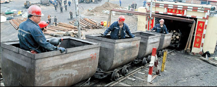 The scene at the Jiayi coal mine in Heilongjiang Province yesterday where six miners are trapped.