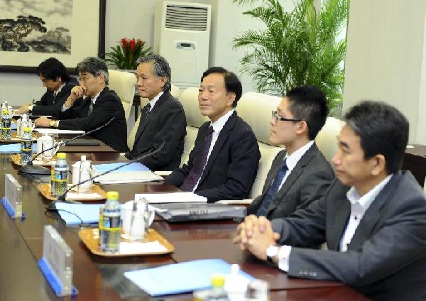 Japanese Deputy Foreign Minister Chikao Kawai (3rd R) holds talks with Chinese Vice Foreign Minister Zhang Zhijun (not pictured) on bilateral relations, especially on the issue concerning theDiaoyu Islands, in Beijing, capital of China, Sept. 25, 2012. [Xie Huanchi/Xinhua]