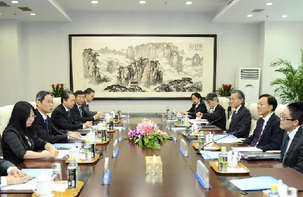 Chinese Vice Foreign Minister Zhang Zhijun (2nd L) holds talks with Japanese Deputy Foreign Minister Chikao Kawai (2nd R) on bilateral relations, especially on the issue concerning the Diaoyu Islands, in Beijing, capital of China, Sept. 25, 2012. [Xie Huanchi/Xinhua]