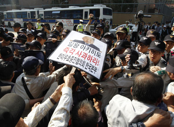 S. Koreans protest against Japan over islets