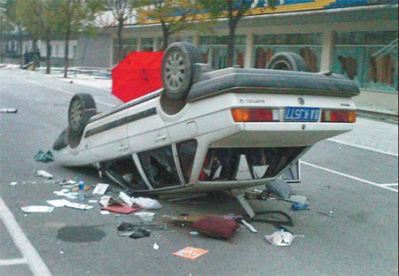 A car is seen turned upside down on Monday in the Foxconn plant in Taiyuan after rioting. [Photo/ China News Service]