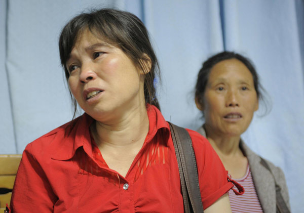 Relatives of Foxconn workers, who were injured in a plant explosion, wait outside a hospital ward in Chengdu, Southwest China's Sichuan province, May 20, 2011. [Photo/Xinhua]