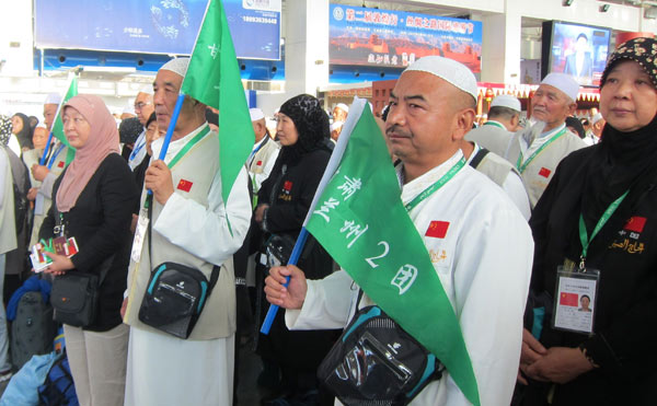 Muslims are ready to board a chartered flight from Lanzhou, Gansu province, to Saudi Arabia. A total of 332 Muslims took the first flight on Tuesday. [Photo / China Daily]