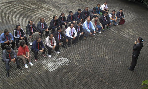 Senior officials at a class in Huangyangjie, a historic site in Jinggangshan. [Photo/ China Daily]