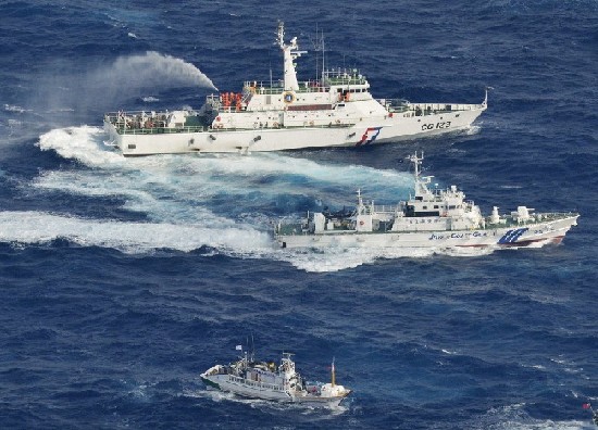 Taiwan fishing boats that sailed to the Diaoyu Islands are evading Japanese vessels that attempt to stop them with water cannons. 