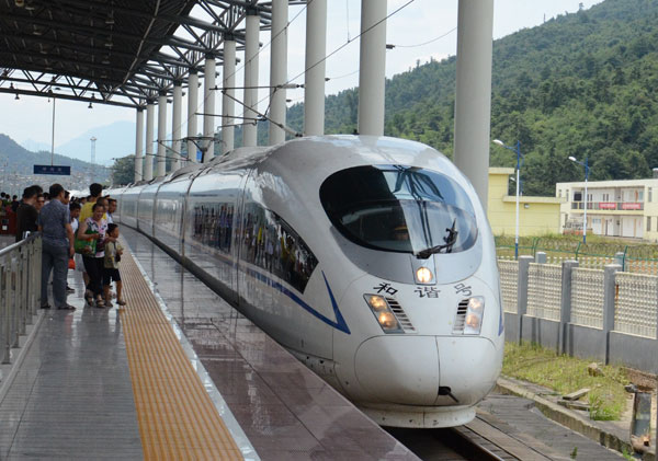 A bullet train arrives at a station in Chenzhou, Central China's Hunan province, on the Wuhan-Guangzhou line, July 16, 2012. [Photo/Asianewsphoto]    