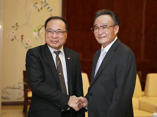 Chairman of the Standing Committee of China's National People's Congress (NPC) Wu Bangguo (R) shakes hands with President of the Thai National Assembly and Speaker of the House of Representatives Somsak Kitasuranont (L) in Chengdu, capital of southwest China's Sichuan province. [Xinhua]