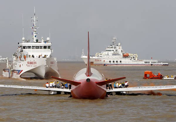 'Passengers' wait to be rescued on the wings of a plane during an emergency drill, China's first search and rescue exercise involving a civil aircraft, on the Yangtze River estuary in Shanghai on Wednesday. [Photo / China Daily]
