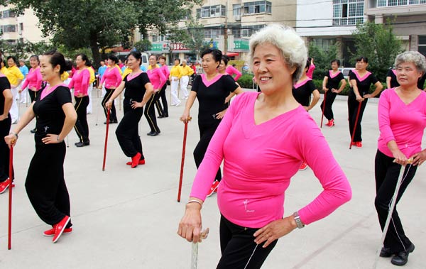 Elderly residents take part in a cane aerobics competition in the Shizhong district in Zaozhuang, Shandong province, on Wednesday. About 6,000 senior citizens practice cane aerobics in the district.[Photo/China Daily]