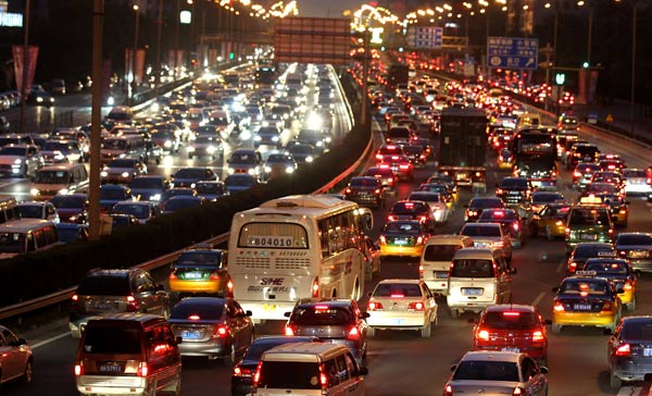 Traffic moves at a snail's pace near Beijing's Wanghe Bridge on Wednesday evening. The capital has seen major traffic jams in the past several days as the number of commuters swelled ahead of the eight-day national holiday. [Photo / China Daily]