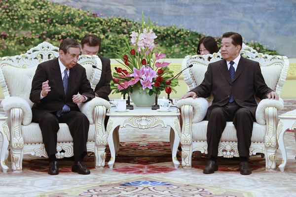 Jia Qinglin (right), chairman of the National Committee of the CPPCC, meets Yohei Kono, Japan's former chief cabinet secretary and current president of the Japanese Association for Promotion of International Trade, at the Great Hall of the People on Thursday in Beijing. [Feng Yongbin/ China Daily]