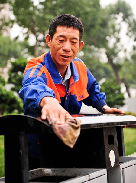 Xu Wenhua sweeps a street in Tianjin, Sept 22, 2012. [Photo/Xinhua] 