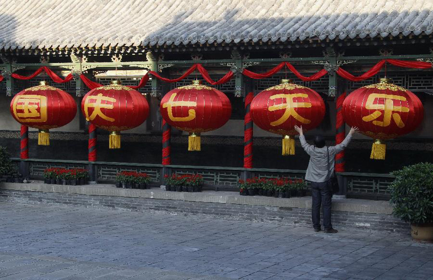 Red lanterns are seen to celebrate the coming National Day in north China&apos;s Shanxi Province, Sept. 28, 2012. The cultural tourism programs promoted by Jinzhong City have attracted many visitors from home and abroad.