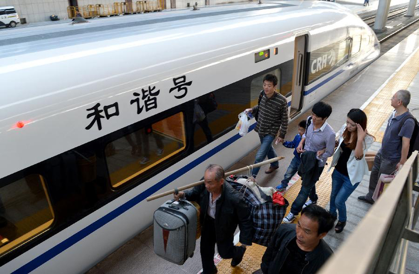 Passengers make their way on the platform to board the high-speed train G538, which travels to Guangzhou, in Zhengzhou, capital of central China&apos;s Henan Province, Sept. 29, 2012. Two high-speed train services were put into use Saturday in Zhengzhou, after the Zhengzhou-Wuhan high-speed railway opened on Friday. The new train services, G538 and G650, will reduce travel time to Guangzhou and Wuhan to six hours and two hours respectively.