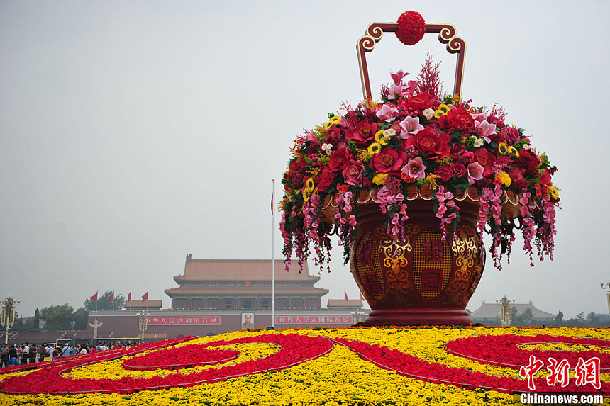 Flower decorations are seen at the Tian'anmen Square in Beijing on the evening of Sept. 25. Flowers are laid on the city's streets and squares to greet the upcoming National Day on Oct. 1.