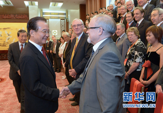 Premier Wen Jiabao met on Saturday with 50 foreigners who received the annual government 'Friendship Award' for their excellent work in China.[Photo/Xinhua]