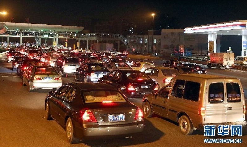 A toll-free holiday policy has been implemented in China since Sunday, also the start of the eight-day Mid-Autumn Festival and National Day holiday, which causes traffic jams a tollgate in Jiangqiao,Shanghai early on Sept. 30, 2012.[Photo/Xinhua]