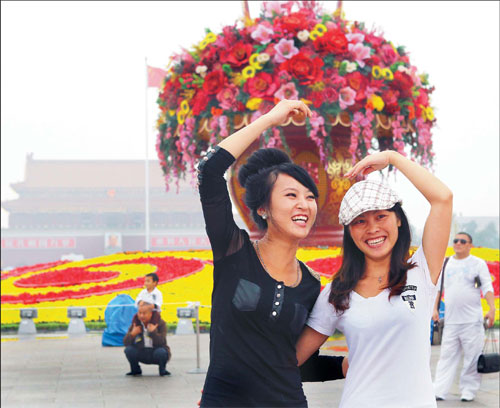 The flower terrace in Tian'anmen Square makes an ideal photo backdrop for many tourists to Beijing. [Photo / China Daily]