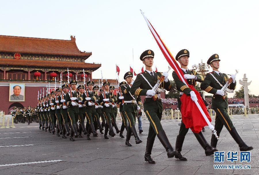 More than 80,000 people from across China rallied at Tian'anmen Square in the heart of Beijing at daybreak Monday to watch the raising of the national flag.[Photo/Xinhua]