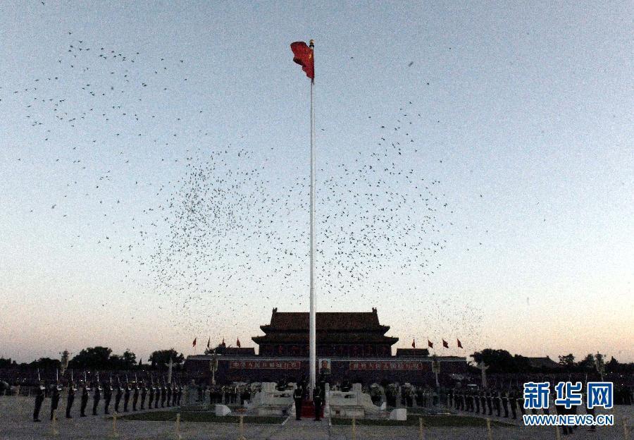 More than 80,000 people from across China rallied at Tian'anmen Square in the heart of Beijing at daybreak Monday to watch the raising of the national flag.[Photo/Xinhua]