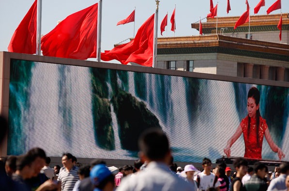 The giant LED screens in Tian'anmen Square attract a lot of attention.[Photo/ China Daily]