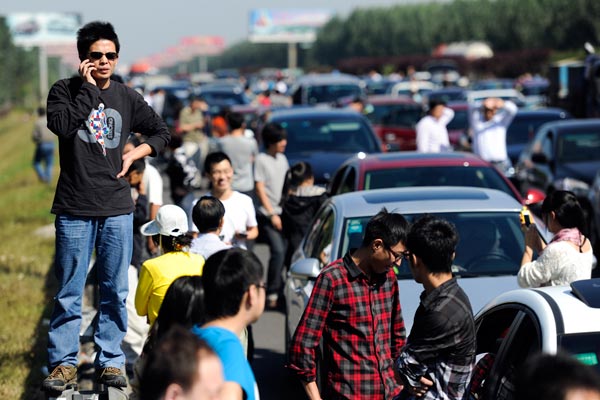 A traffic jam on the Beijing-Shanghai Expressway on Sunday. Heavy congestion was witnessed on Sunday because of a national toll-free policy running during the holiday.[Photo/china news agency] 