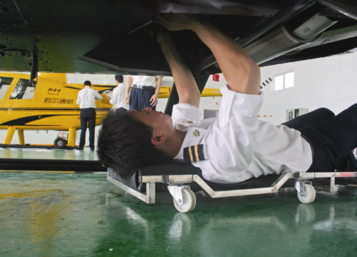 A pilot with Ruohang Transportation Development Co flies a helicopter. [Photo/China Daily] 