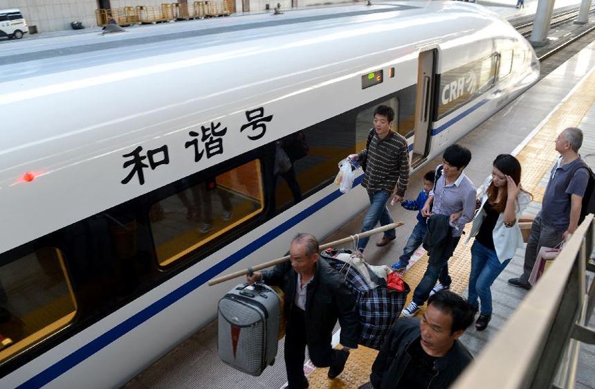 Two high-speed train services were put into use Saturday in Zhengzhou, after the Zhengzhou-Wuhan high-speed railway opened on Sept.29. The new train services, G538 and G650, will reduce travel time to Guangzhou and Wuhan to six hours and two hours respectively. [Photo/Xinhua]