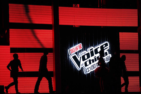 Actors perform during the final round of the television show 'The Voice of China' in Shanghai September 30, 2012. [Photo/Agencies] 