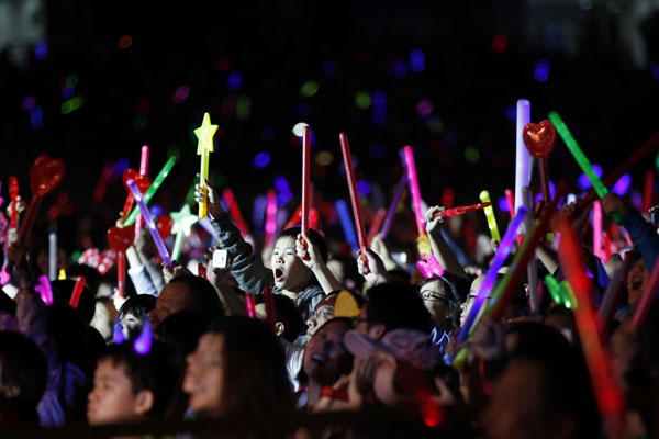 Audience members cheer during the final round of the television show 'The Voice of China' in Shanghai September 30, 2012. [Photo/Agencies] 