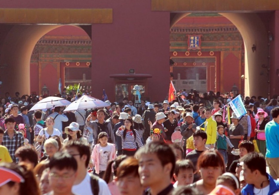 To enjoy an eight-day National Day holiday, millions of travelers visited the Palace Museum in Beijing on Oct.1. Monday marks the 63rd founding anniversary of the People's Republic of China.