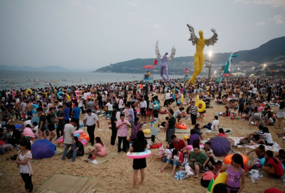 To enjoy an eight-day National Day holiday, millions of people traveled the Dameisha Beach in Shenzhenon Oct.1. Monday marks the 63rd founding anniversary of the People's Republic of China.