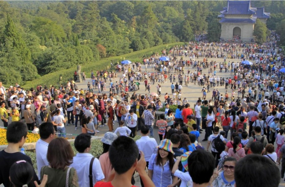 To enjoy an eight-day National Day holiday, millions of people traveled Sun Yat-sen Mausoleum in Nanjing on Oct.1. Monday marks the 63rd founding anniversary of the People's Republic of China. 
