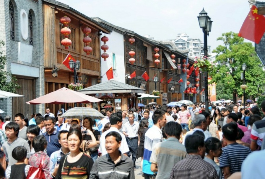To enjoy an eight-day National Day holiday, millions of Chinese rush into the 'three alleys and seven lanes'area in Fuzhou Monday.