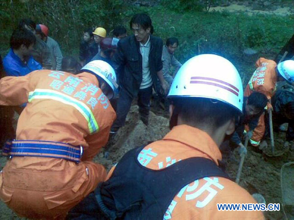 Rescuers search at the landslide site in the village of Zhenhe, located in Yiliang County of Zhaotong City in southwest China's Yunnan Province, Oct. 4, 2012. Nineteen people, including 18 students, were buried in a landslide that occurred on Thursday. [Xinhua]