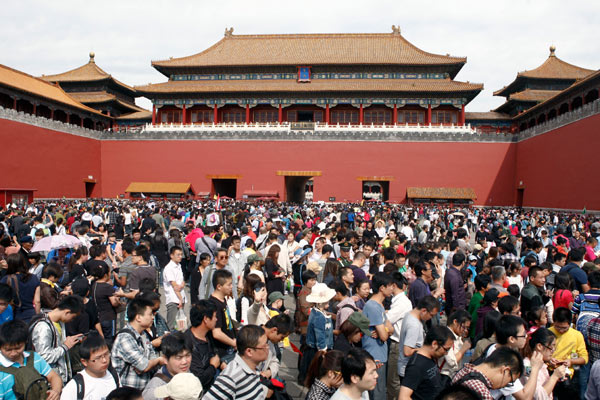 Visitors wait to enter the Palace Museum, or Forbidden City, in Beijing on Wednesday. [Photo / China News Service] 