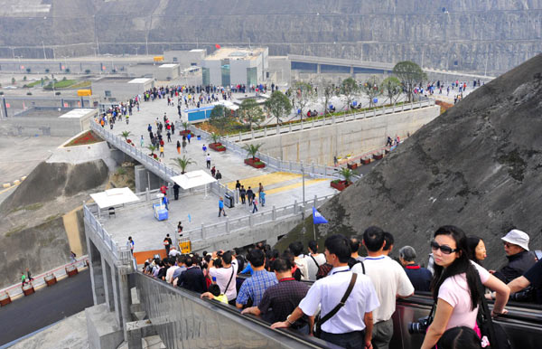 Visitors take the elevator at the Three Gorges Dam in Yichang, Central China's Hubei Province on Oct 2, 2012. The number of travelers in major scenic spots across China had totaled 5.76 million by 5 pm on Oct 2, according to the China National Tourism Administration. [Photo/Xinhua] 