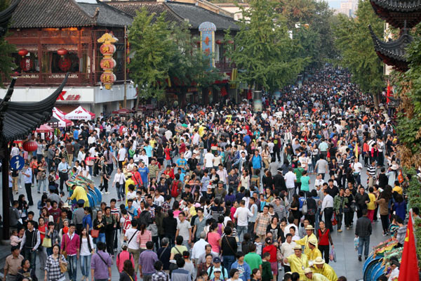 Tourists visit Fuzimiao, or Confucius Temple, in Nanjing, capital of East China's Jiangsu Province, Oct 1, 2012. As the eight-day National Day holiday came, hundreds of millions of tourists crowded into scenery spots, resorts and other tourism destinations across the country. The number of travelers in major scenic spots across China had totaled 5.76 million by 5 pm on Oct 2, according to the China National Tourism Administration. [Photo/Xinhua] 